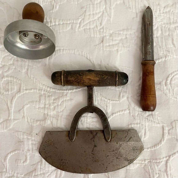 Vintage Herb Chopper Apple Corer & Biscuit Cutter Utensils Wood Handles - Picture 5 of 11